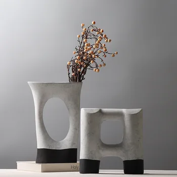 Ranka jaučiasi dažytos keramikos vaza, geometrinis raštas kūrybos gėlių kompozicijų, modernus ir minimalistinis modelis kambarys